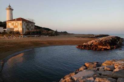 Il Faro Di Bibione Il Mare E Una Bicicletta